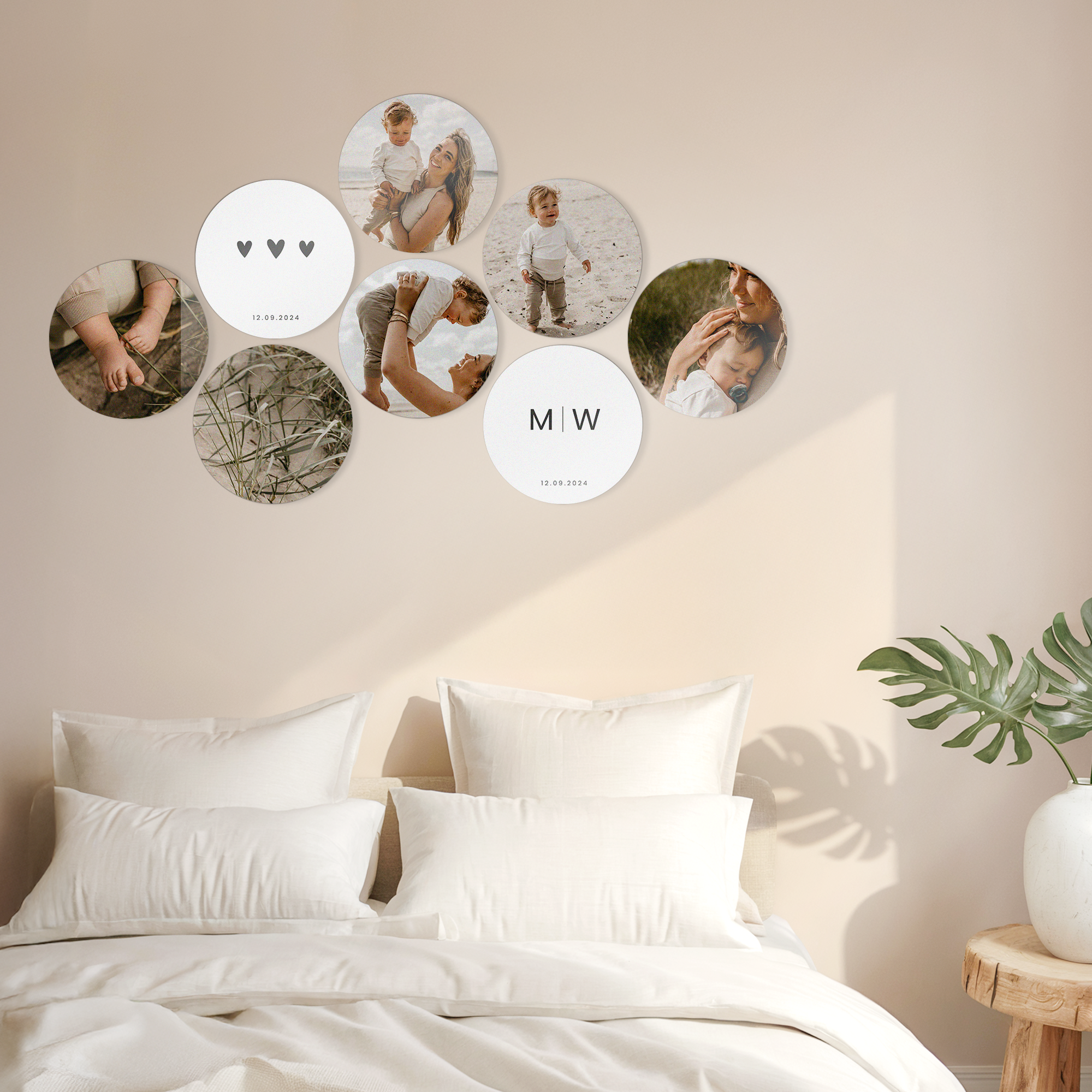 Sieben runde, personalisierte Forex-Wandbilder mit Fotos von Mutter und Kind und Text, um deine Wand zu gestalten.