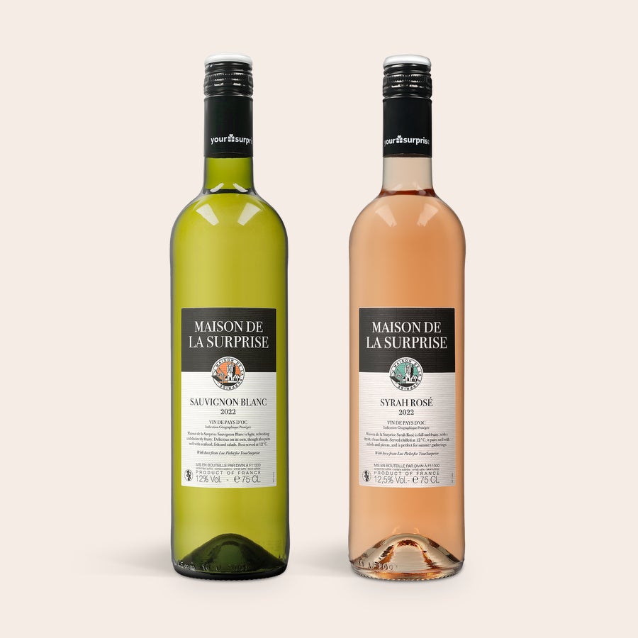 Personlig Maison de la Surprise Vinpresent Två Maison de la Surprise vinflaskor, en vit Sauvignon Blanc och en rosé Syrah Rosé, redo för ett personligt vinpaket.