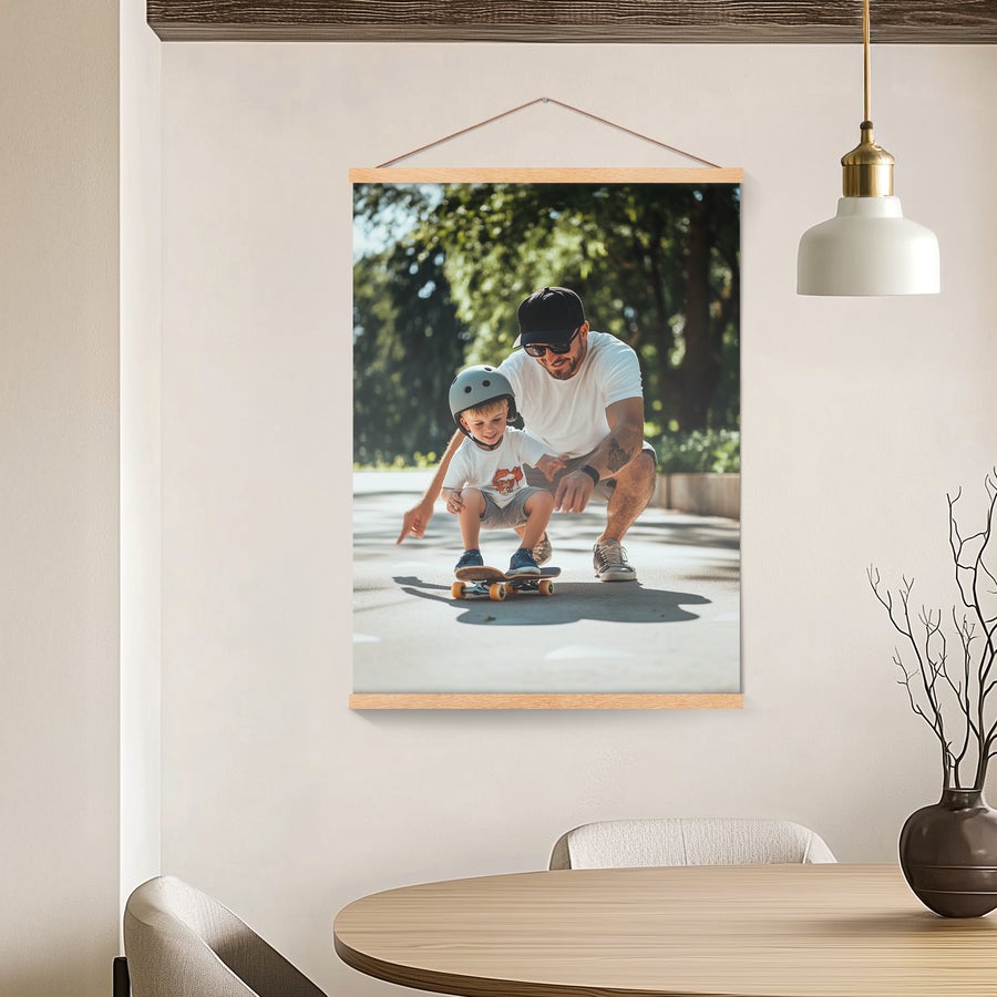 Poster personnalisé avec porte-affiche Affiche photo personnalisée avec un enfant sur un skateboard et son père, fixée à un porte-affiche magnétique