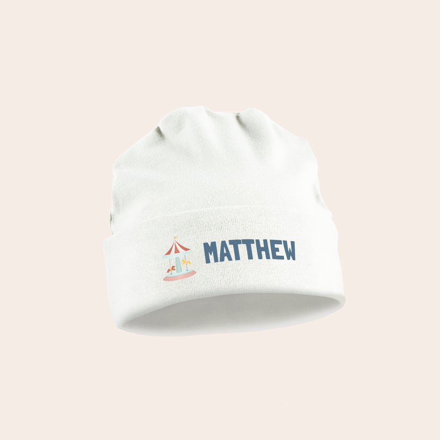 Cămașă pentru bebeluși personalizată Pălărie personalizată pentru bebeluși de culoare albă, imprimată cu nume și carusel.