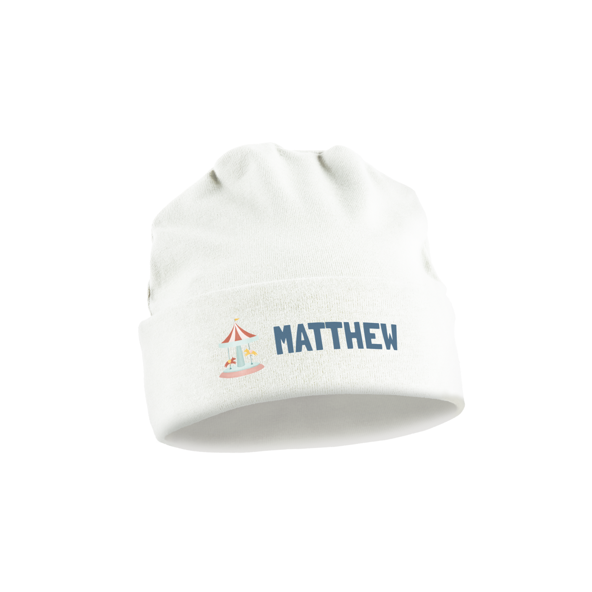 Suloinen valkoinen vauvan myssy, jossa on painettu karusellikuvio ja nimi Matthew