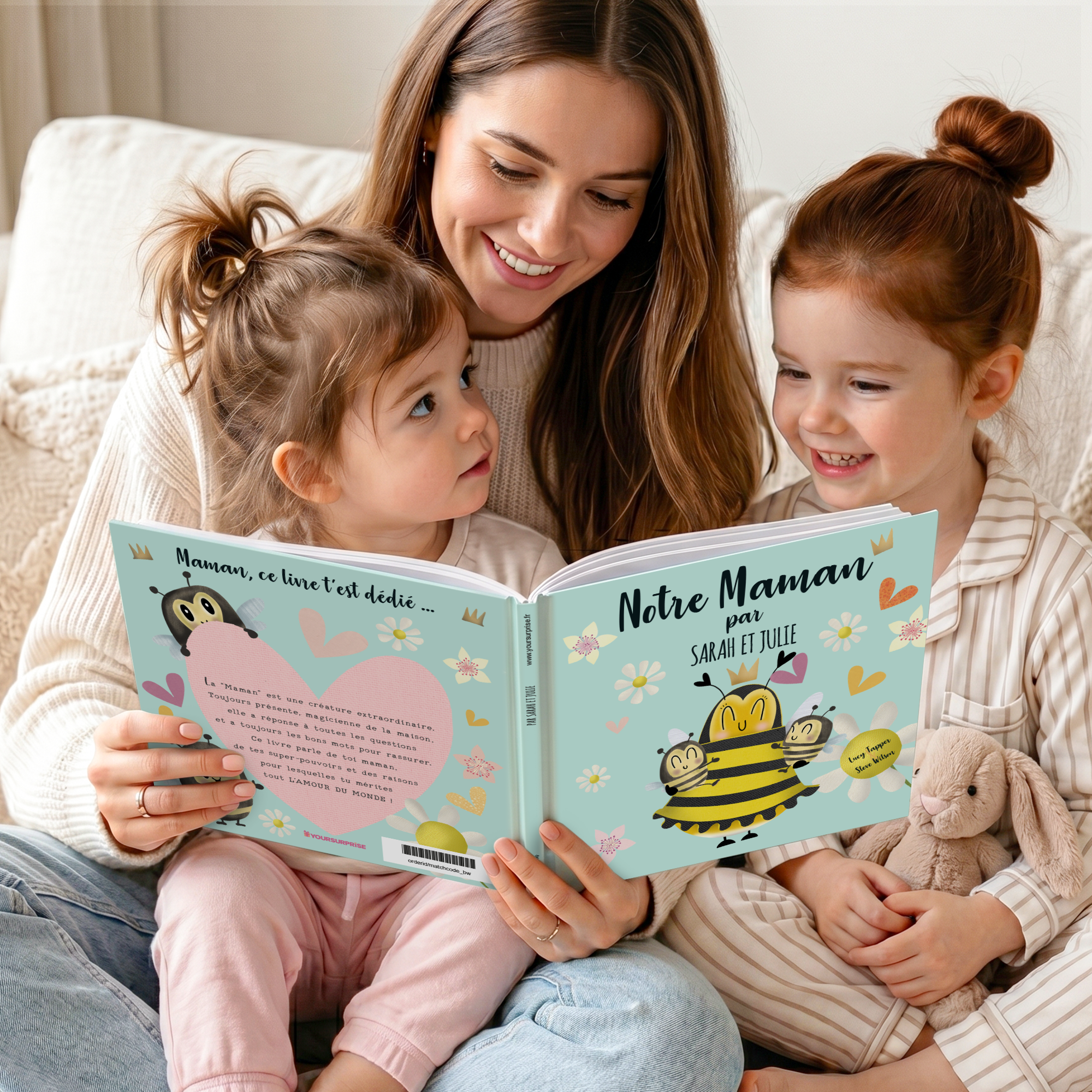 Livre personnalisé Notre Maman - Couverture rigide avec des abeilles et le texte "Notre Maman par Sarah et Julie" imprimé, pour une personnalisation unique.