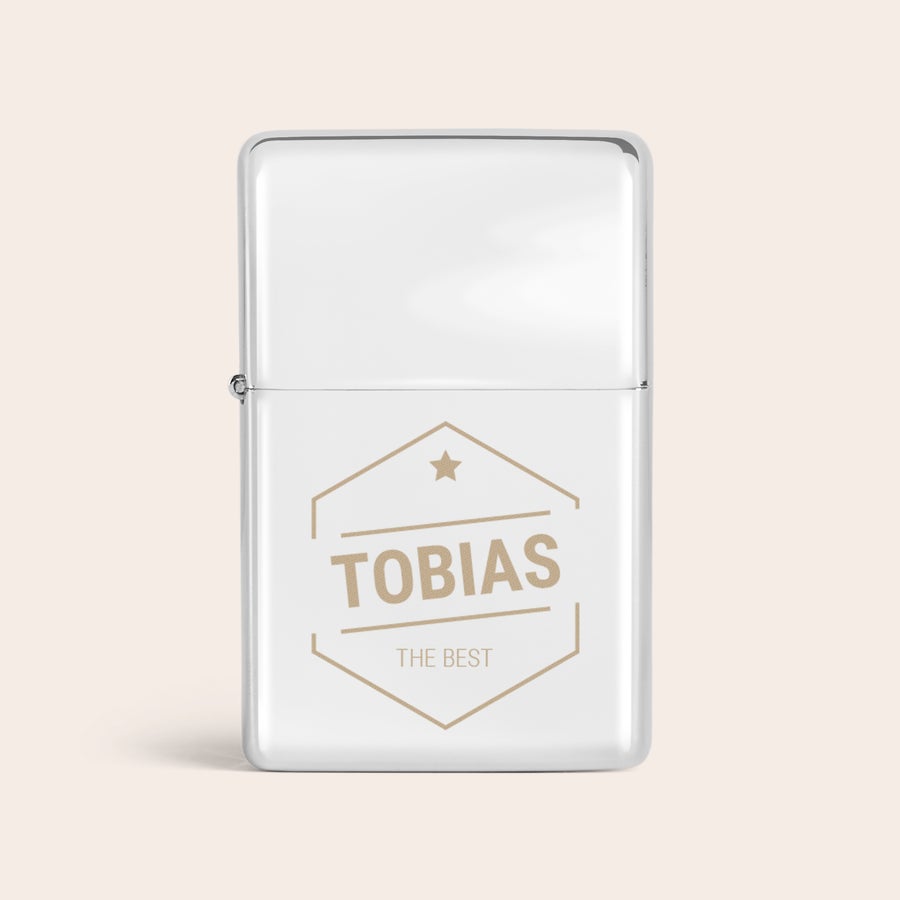 Graveret lighter Hvid lighter med indgraveret navn Tobias i et sekskantet design. Hvem vil du overraske med en lækker lighter med indgraveret navn?
