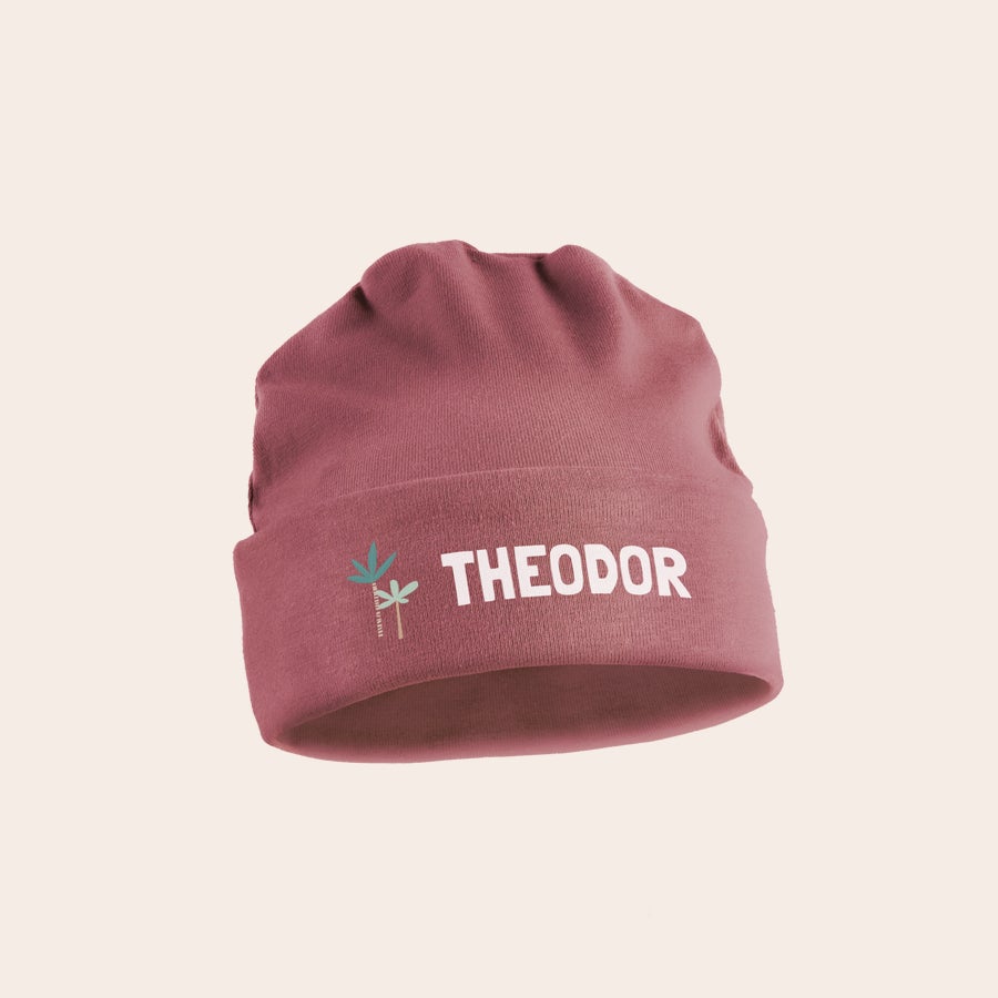 Babymütze mit Namen Rosa Babymütze bedruckt mit dem Namen THEODOR und einem süßen Palmenmotiv.