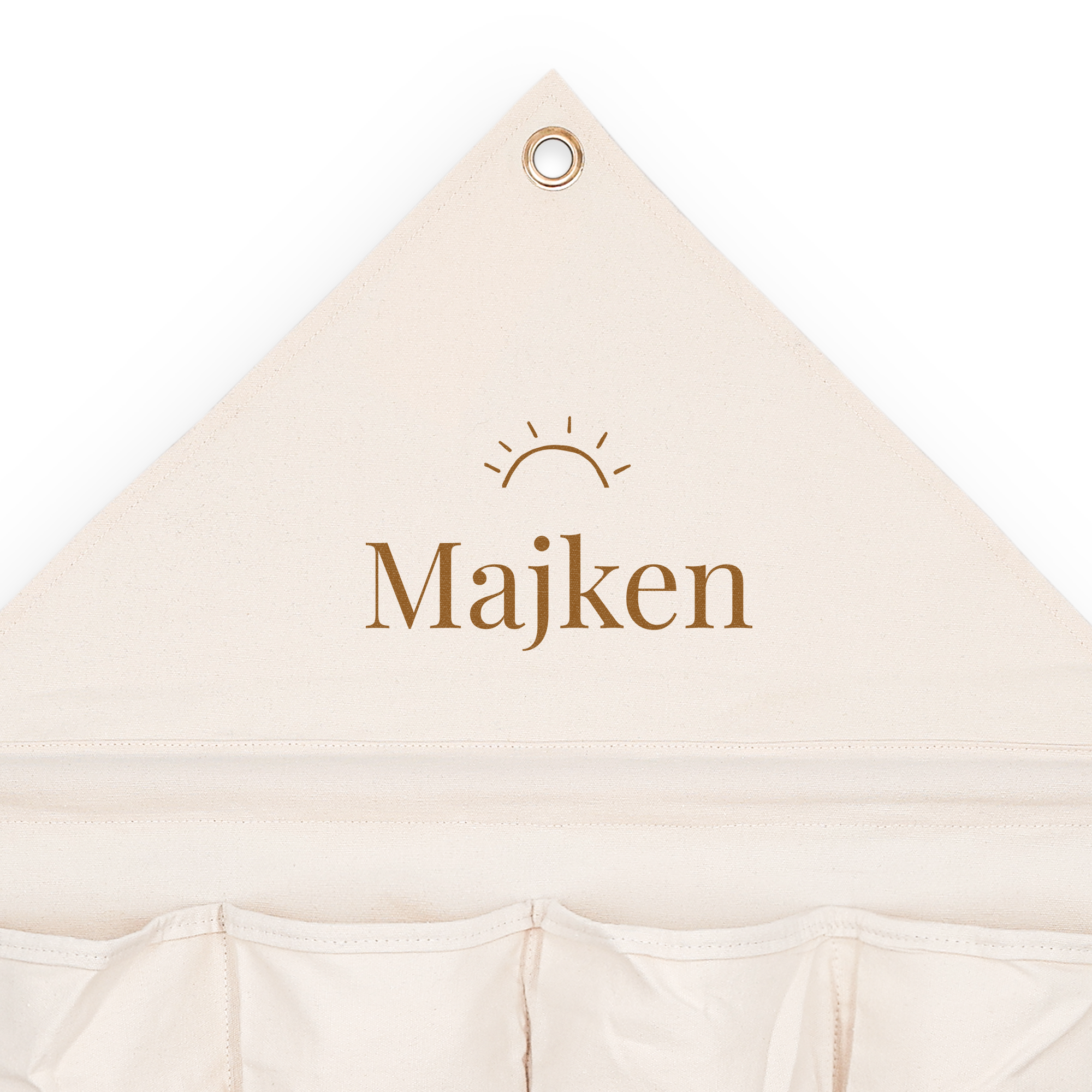 Beige personlig fickorganisator i tyg med texten Majken och en sol-ikon tryckt.