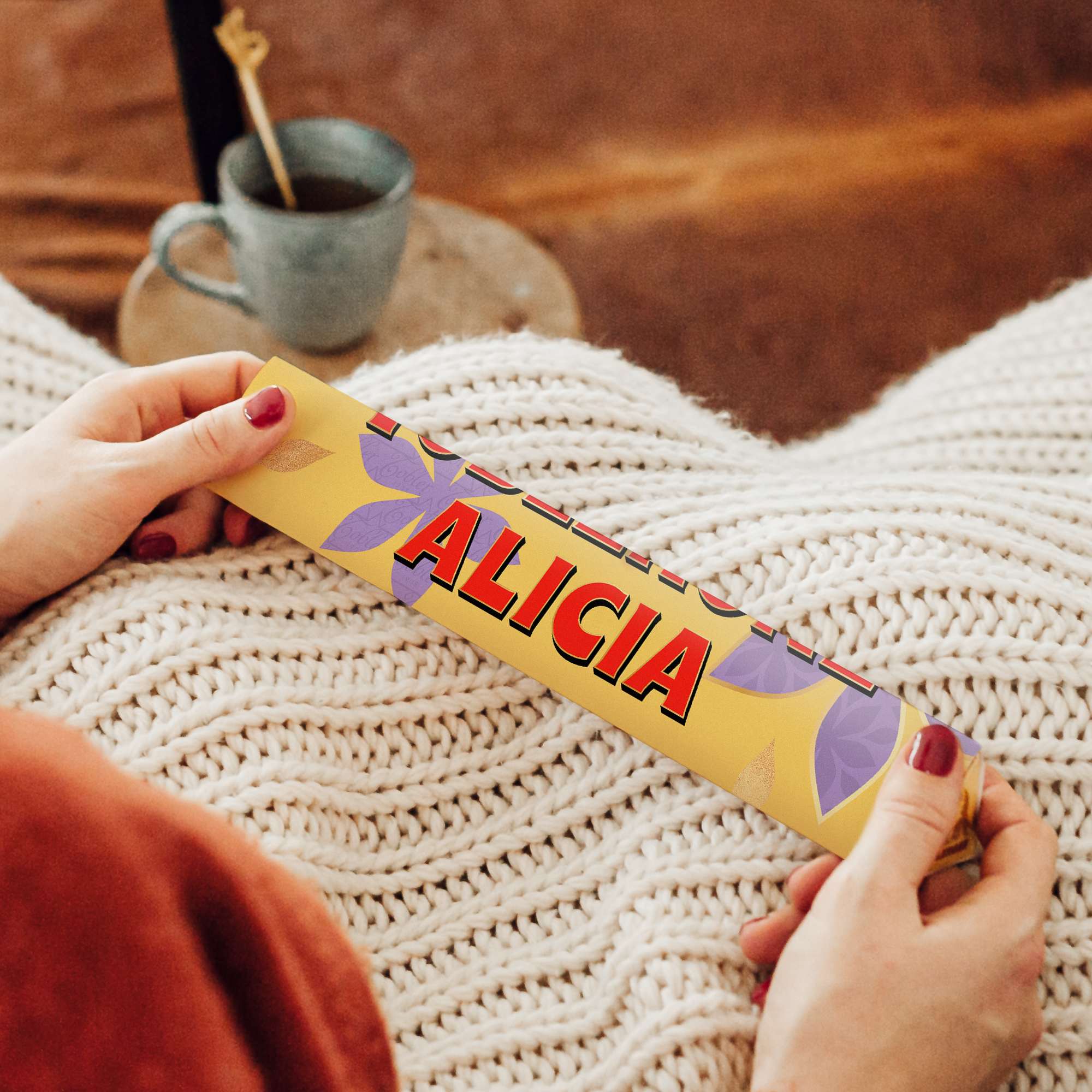 Personlig Toblerone-chokladkaka med namnet "ALICIA" tryckt på den gula förpackningen. Överraska din mamma.