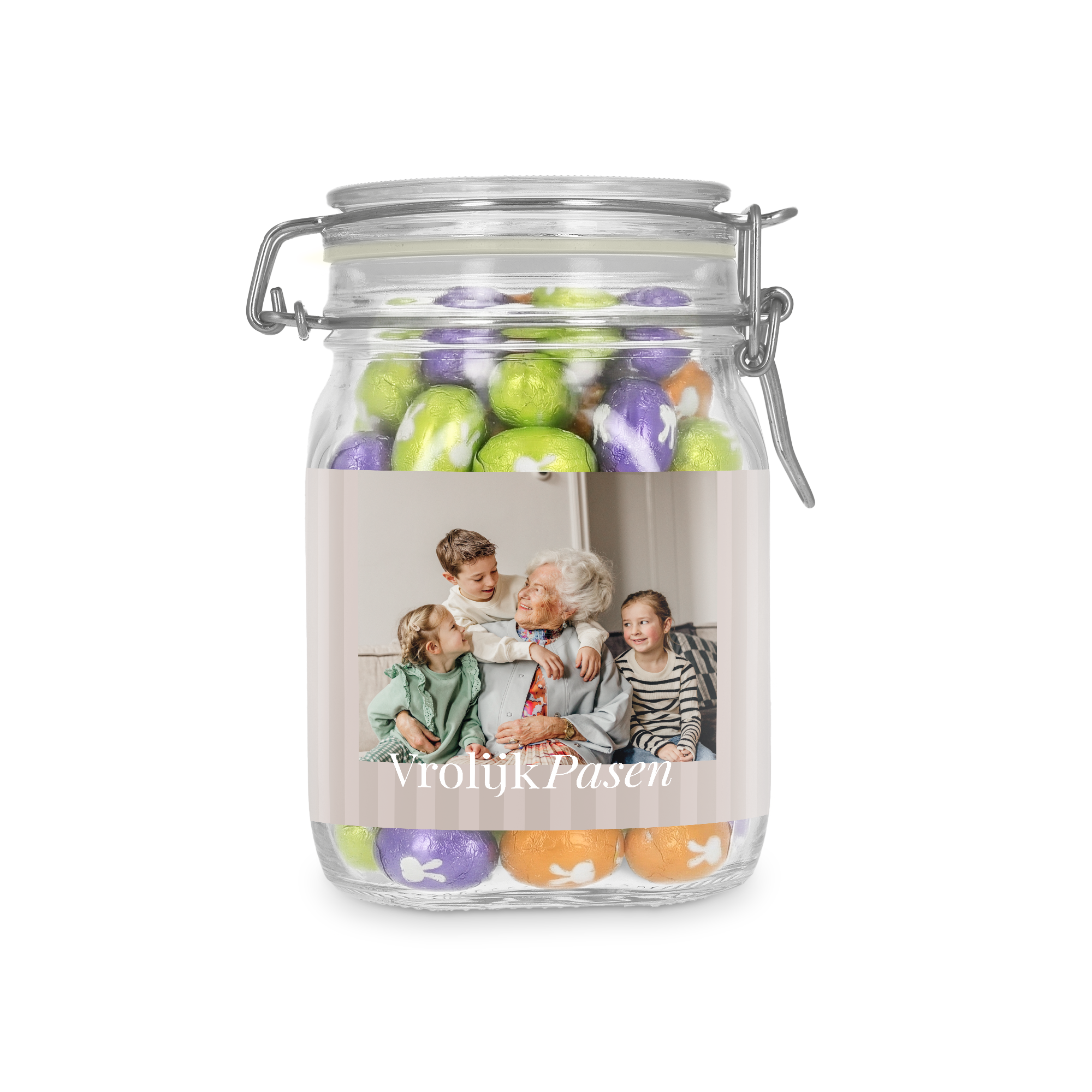 Chocolade paaseitjes in gepersonaliseerde pot - 1l met een etiket bedrukt met een foto van een oma en drie kinderen en de tekst 'vrolijk Pasen'.