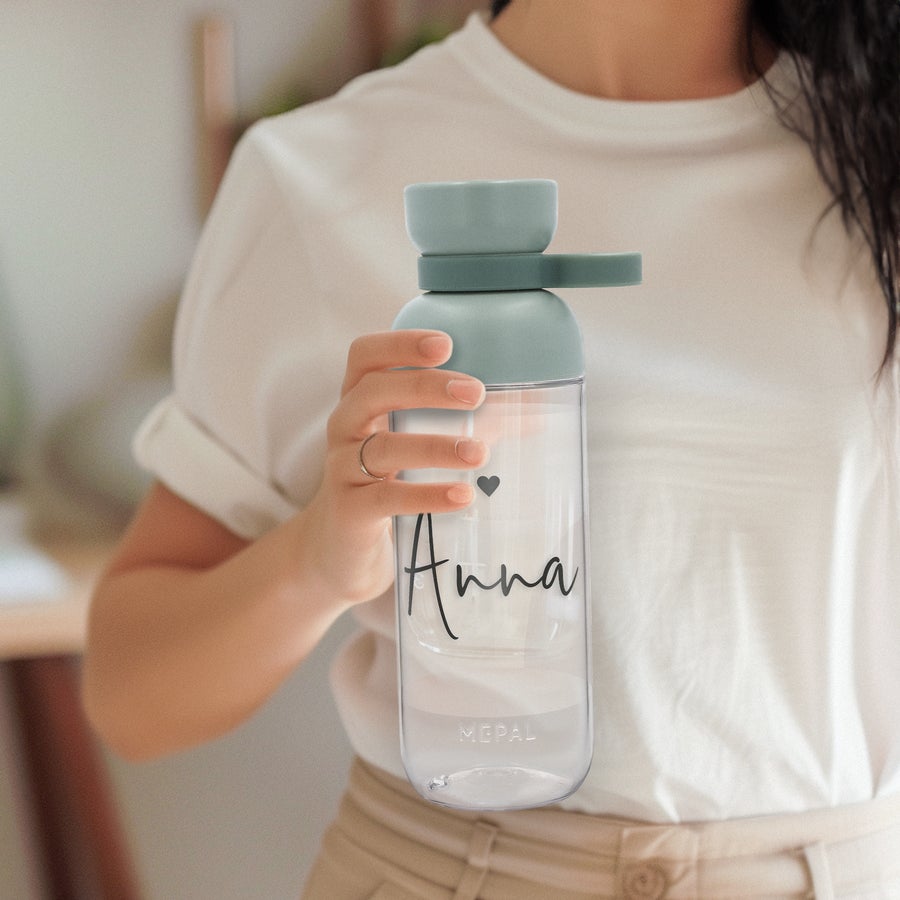 Mepal Drikkedunk Gennemsigtig Mepal drikkedunk med navn "Anna" og hjerte, med mintgrønt låg, til at gøre hver tår personlig.