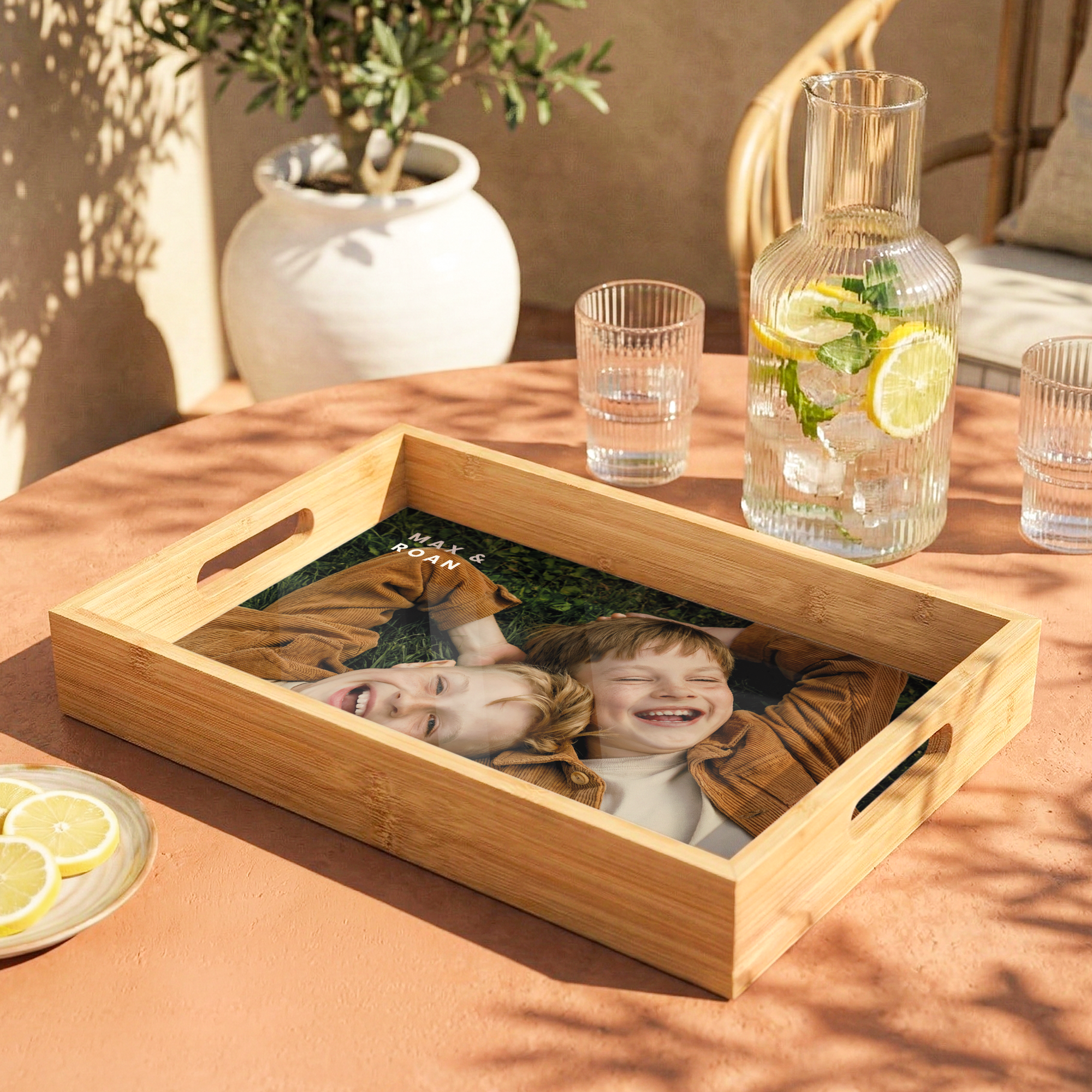 Fototablett - Rechteck - Beige - 23.5 x 37 cm, bedruckt mit einem persönlichen Foto von zwei lachenden Kindern und den Namen Max & Roan.