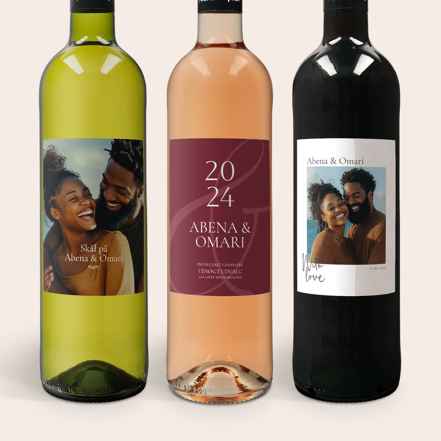 Vin gaveæaske med personlig etikette og trækasse - Maison de la Surprise (rød/hvid/rosé) Vin gaveæske med en flaske rød, hvid og rosévin med personlige etiketter, trykt med et foto og teksten Abena & Omari