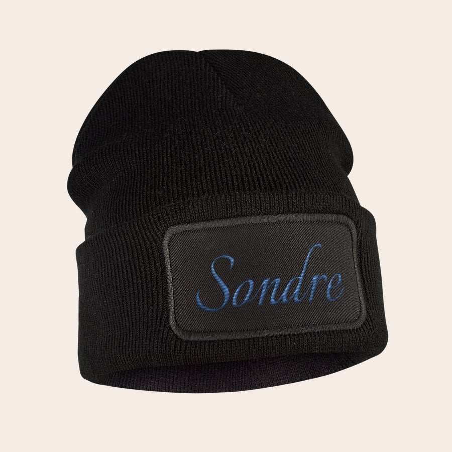 Broderte lue Svart beanie med navnet Sondre brodert i blå skrift, holder ørene hyggelige og varme.