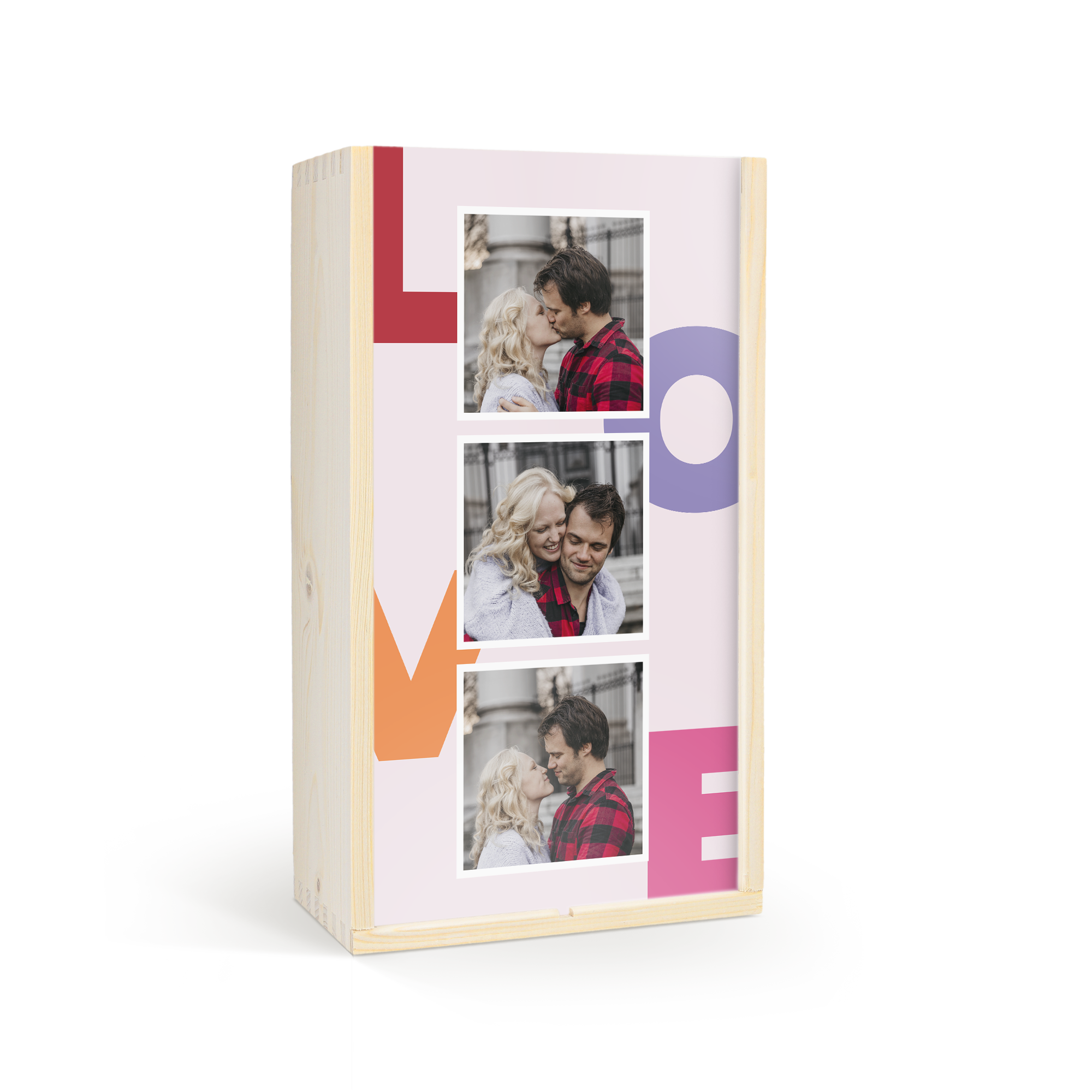O cutie din lemn personalizată, cu un design colorat LOVE, imprimată cu trei fotografii ale unui cuplu, pentru a completa cadoul.