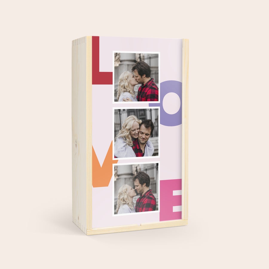 Weinkiste personalisiert Eine Weinkiste mit Foto für 2 Flaschen aus Holz mit der Aufschrift LOVE und drei personalisierten Fotos von einem Paar