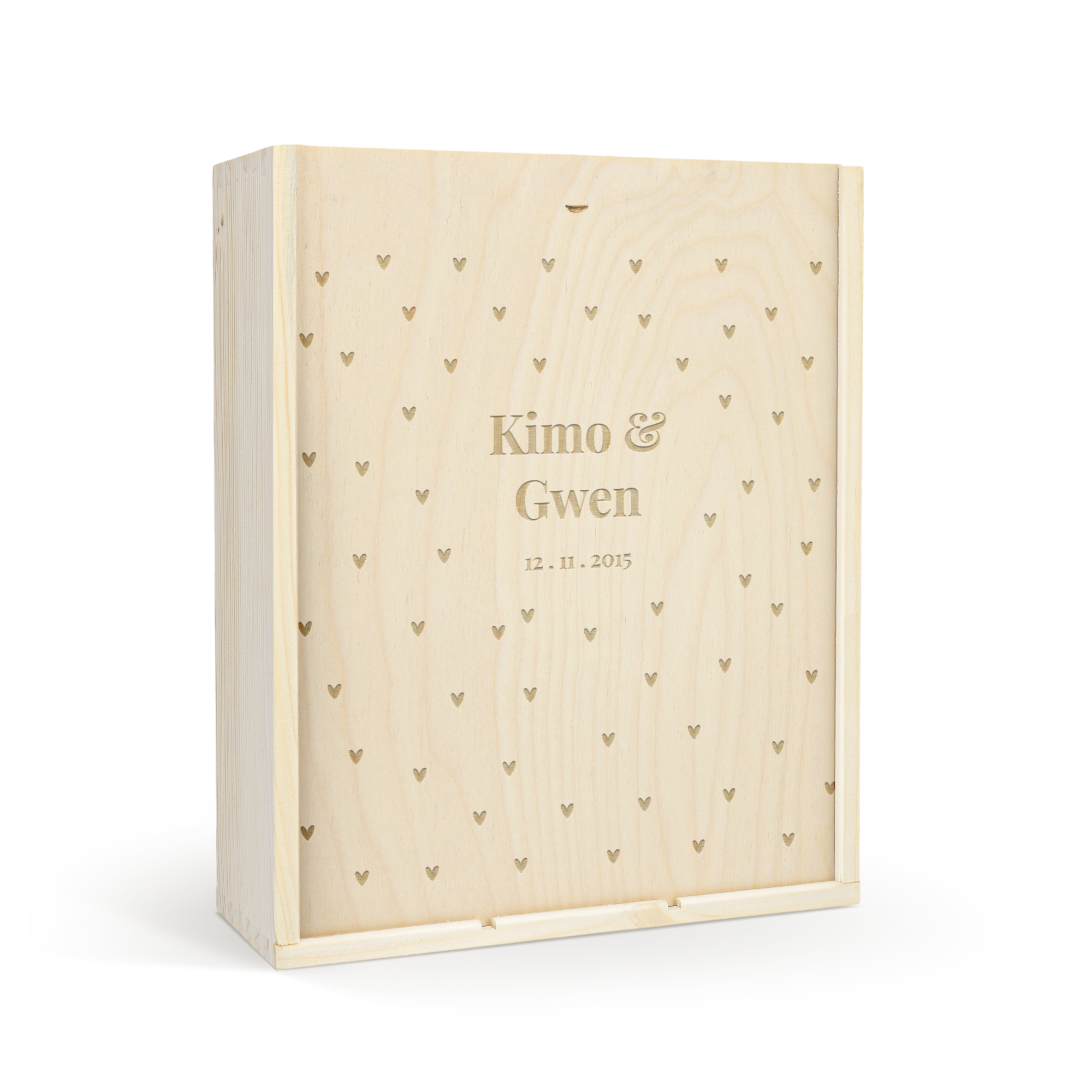 Een luxe houten kist met persoonlijke gravure van de namen Kimo & Gwen en de datum 12-11-2015, met hartjespatroon