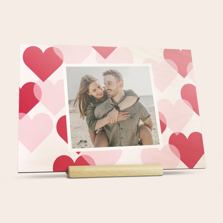 Cartão de madeira personalizado Cartão de madeira impresso com foto de casal, corações rosa e vermelhos, e suporte de madeira para surpreender as pessoas mais doces da sua vida