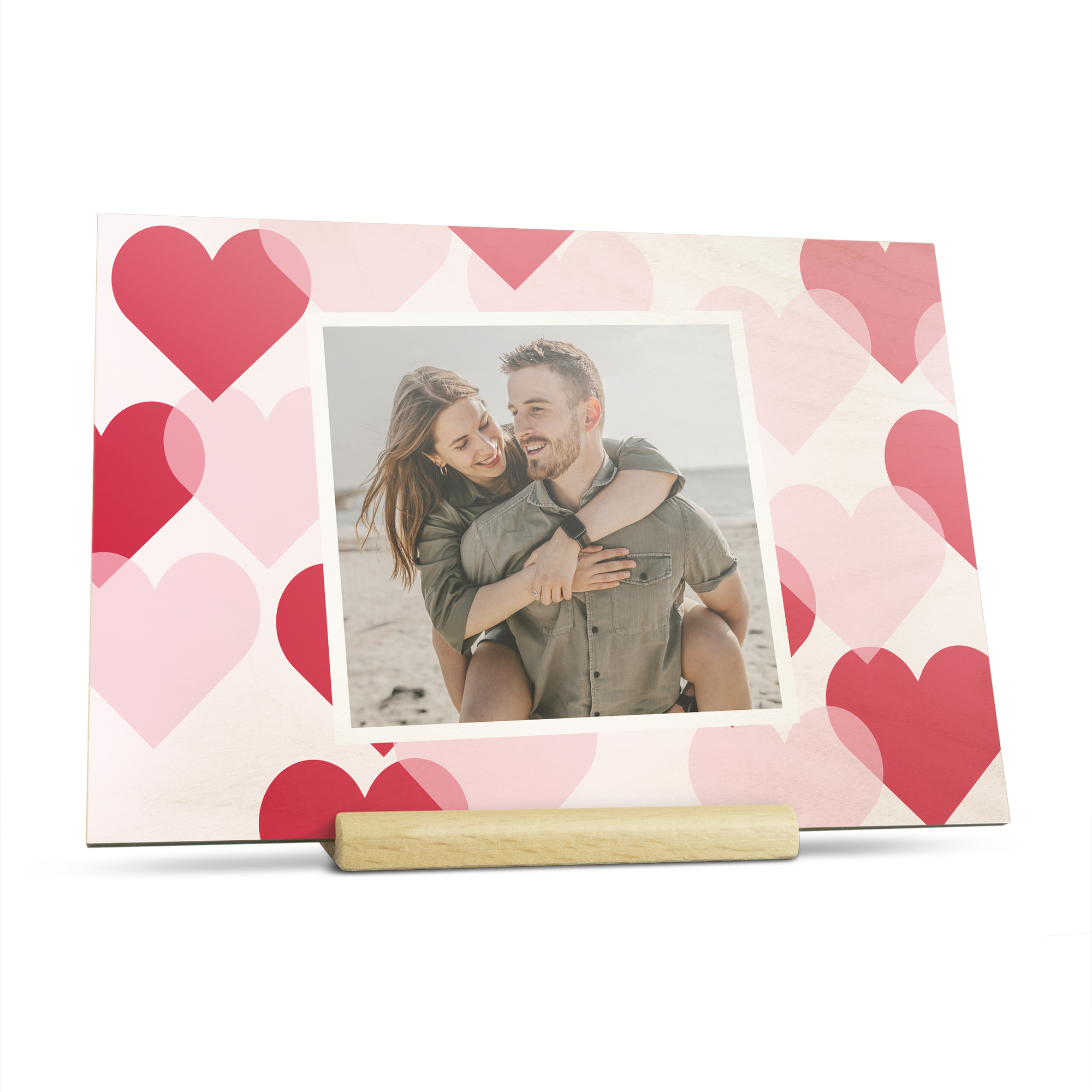 Cartelă din lemn tipărită cu o fotografie personalizată a unui cuplu, înconjurată de inimi roz și roșii.