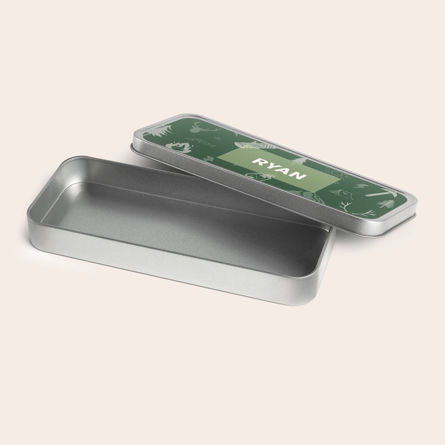 Estuche personalizado Estuche personalizado de metal abierto con diseño verde de bosque y el nombre impreso "RYAN" en la tapa, para organizar tus bolígrafos y lápices favoritos.