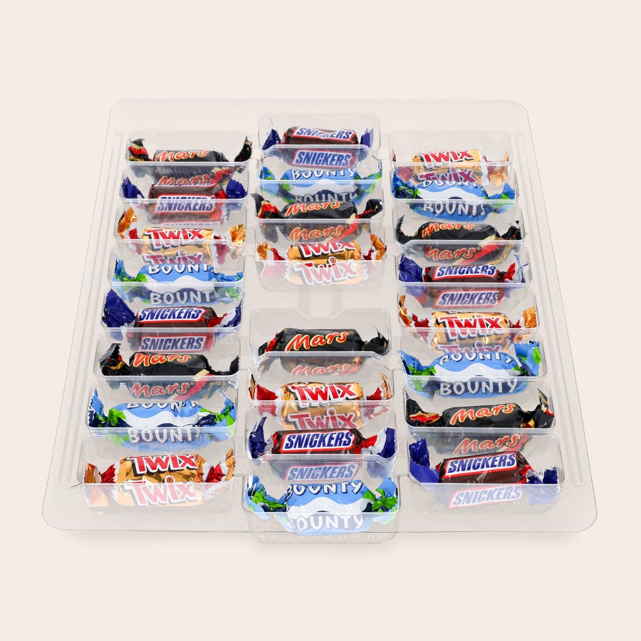 Personalizovaný adventný kalendár Mars Miniatures Zblízka na čokoládové mini tyčinky Mars, Twix, Bounty a Snickers v personalizovanom adventnom kalendári.