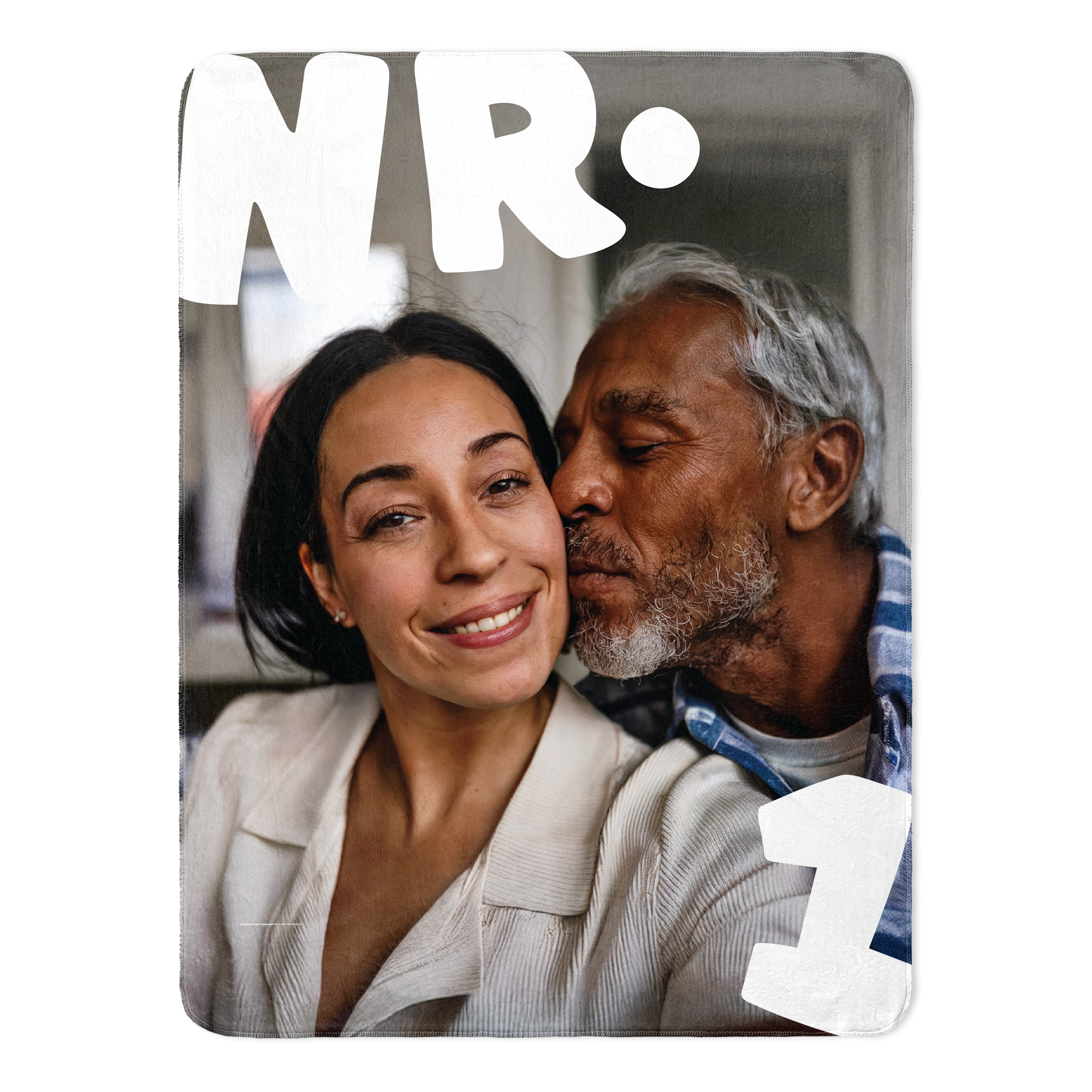 Pătură de lână cu fotografie, imprimată cu un cuplu zâmbitor și textul personalizat NR 1. Canapeaua dvs. va fi foarte confortabilă.