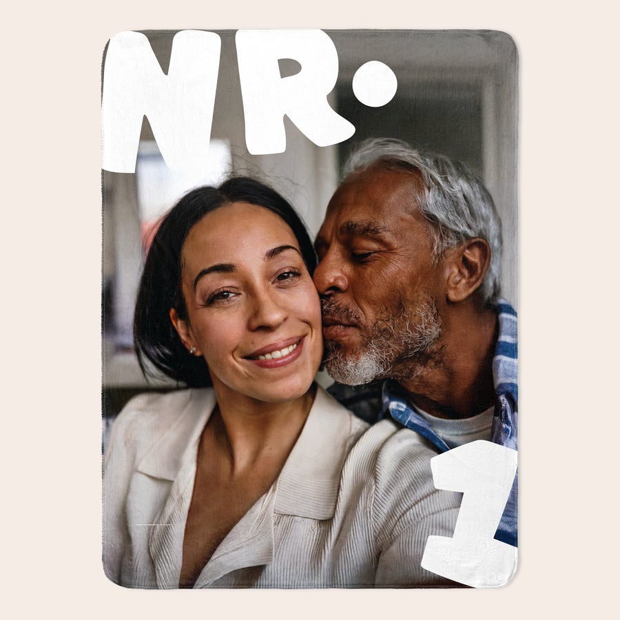 Couverture personnalisée Plaid polaire personnalisé avec une photo de couple heureux, imprimée avec les mots NR et 1 en blanc.