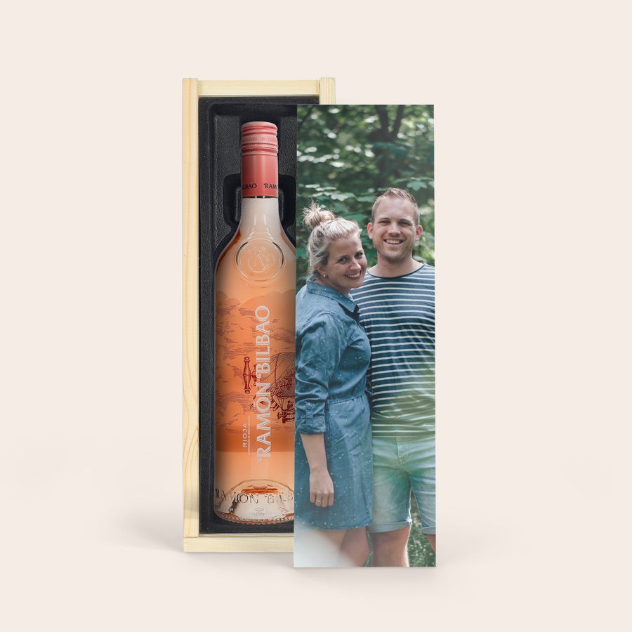 Vinho Ramon Bilbao Rosado Garrafa de vinho tinto Ramon Bilbao Rosado em caixa de madeira com personalização.