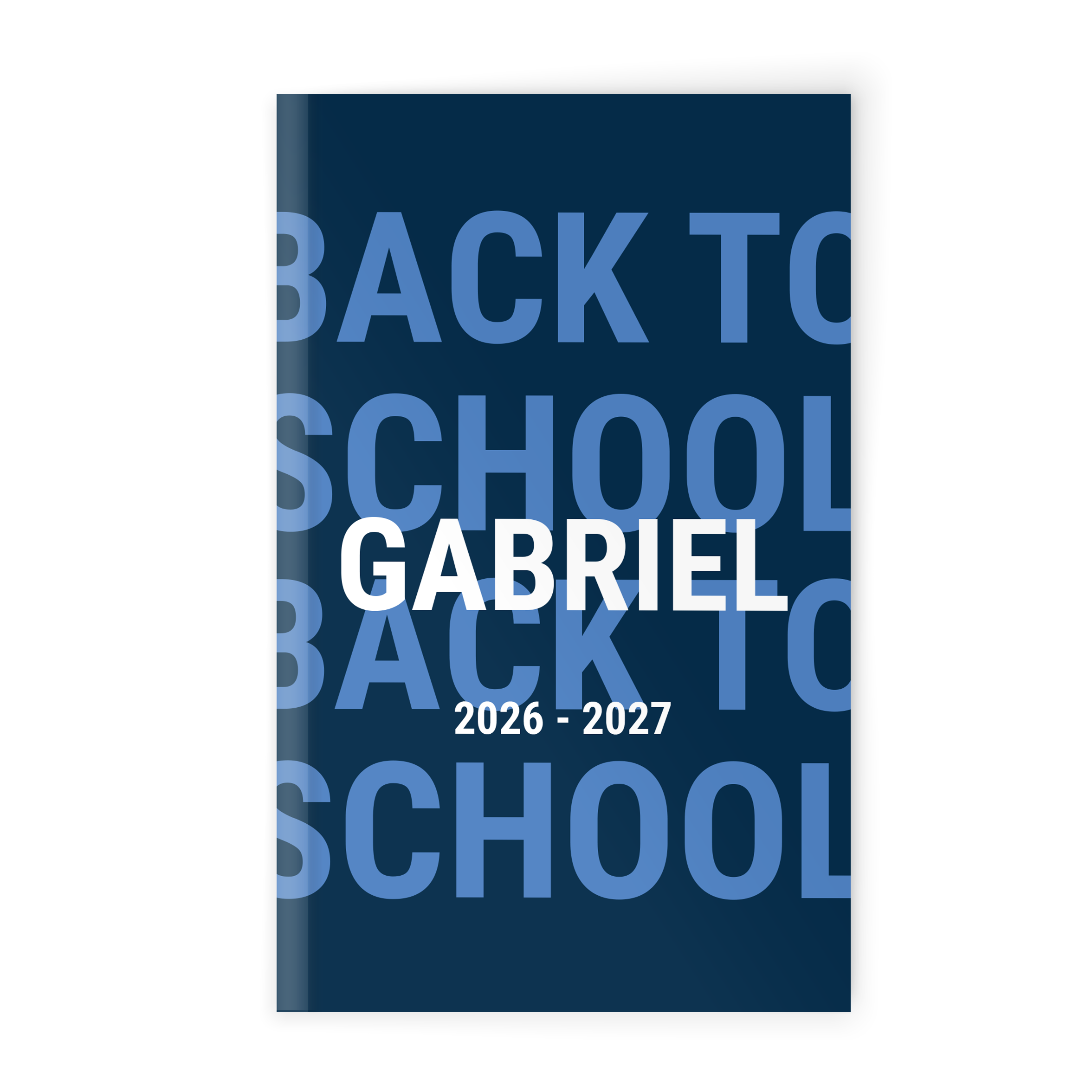 Personalisierbarer blauer Schülerkalender 2026/2027 Hardcover mit "GABRIEL" und "Back to School" Aufdruck. Schülerkalender selbst gestalten 2026/2027 – Hardcover.
