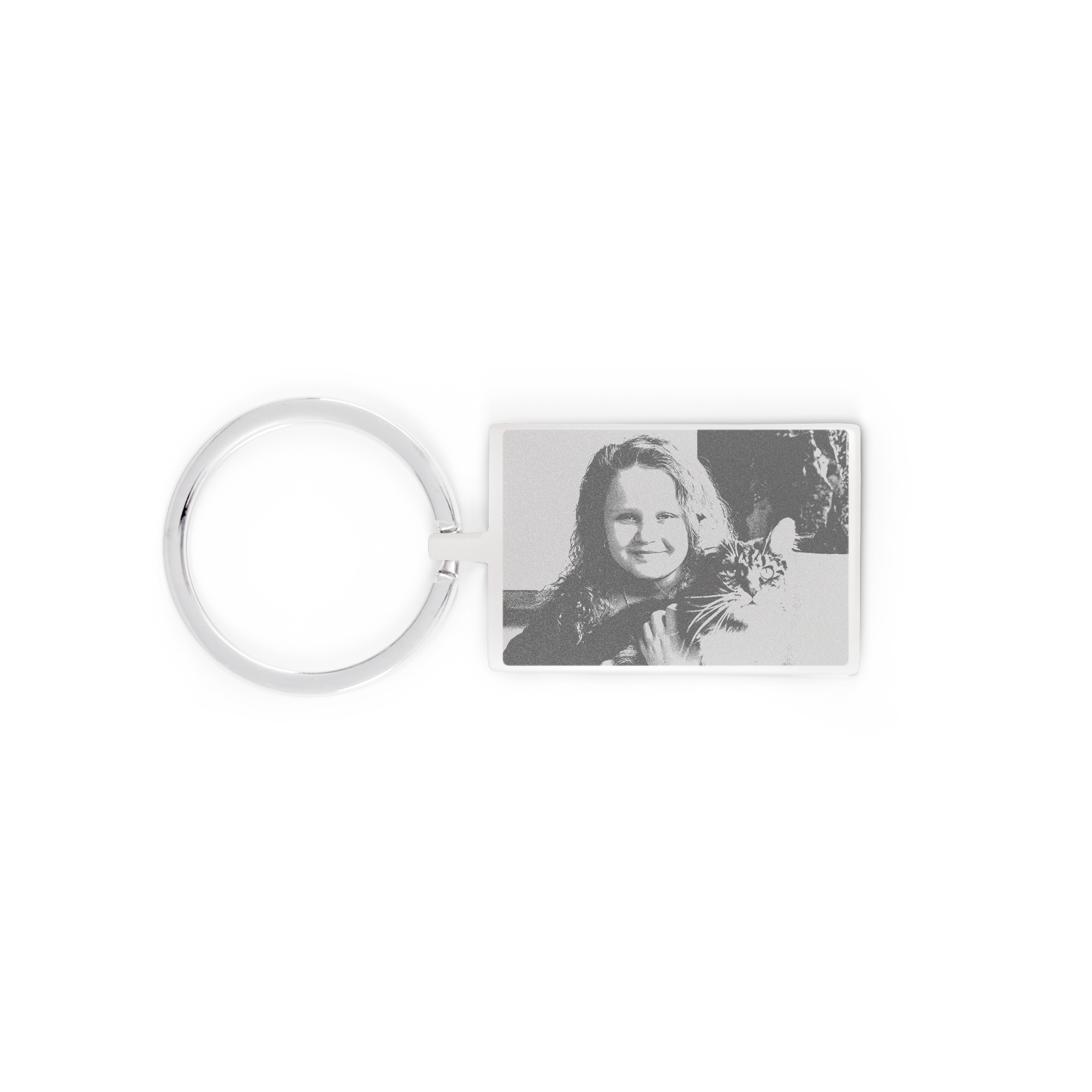Rektangulær nøkkelring i metall gravert med bilde av en smilende jente som holder en katt.