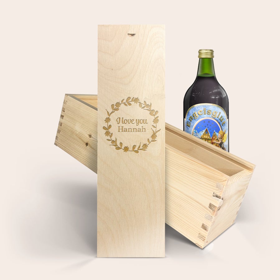 Gluhwein Engelsglut Tervezze meg saját dobozát a Grzaniec Engelsglut forralt bornak, gravírozott "I love you Hannah" üzenettel virágos keretben
