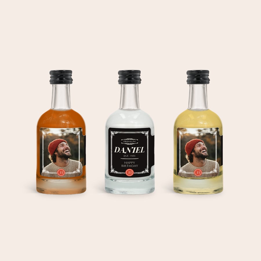 Miniature alkoholsmagning - Vodka - Rom - Whisky Personligt miniature alkoholsmagningssæt med brugerdefineret etiket, herunder foto, navn og alder 35.