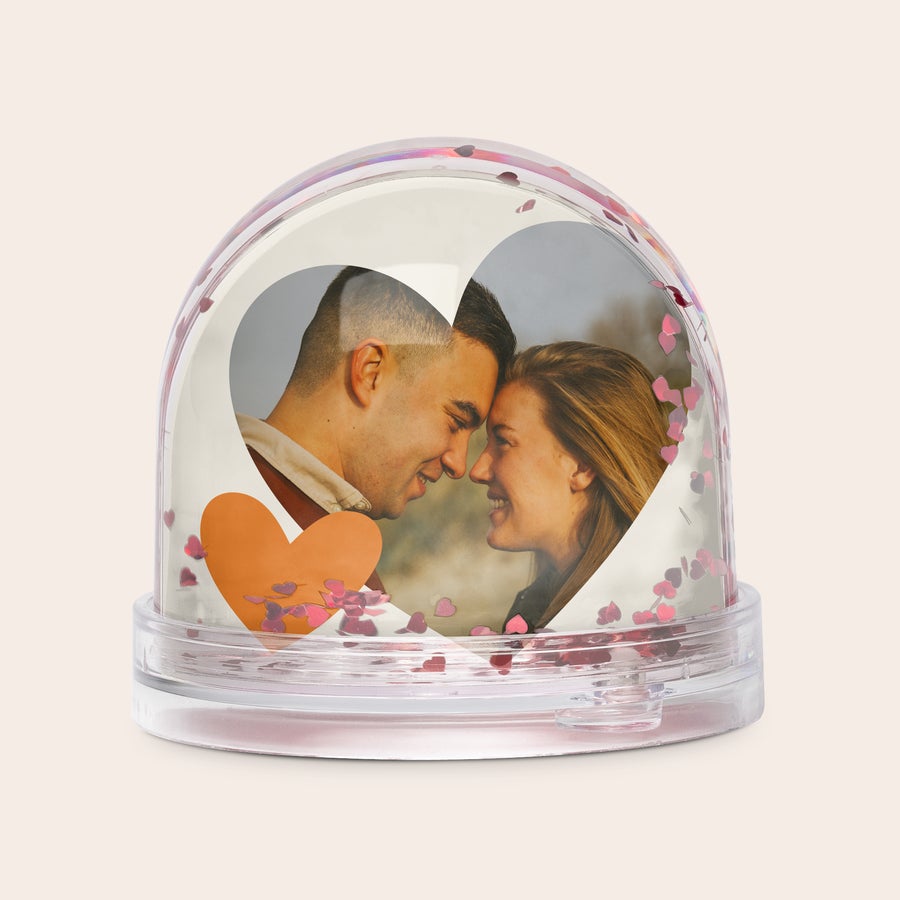 Glob de zăpadă Glob de zăpadă personalizat cu inimioare, cu fotografia imprimată a unui cuplu zâmbitor și inimă portocalie.