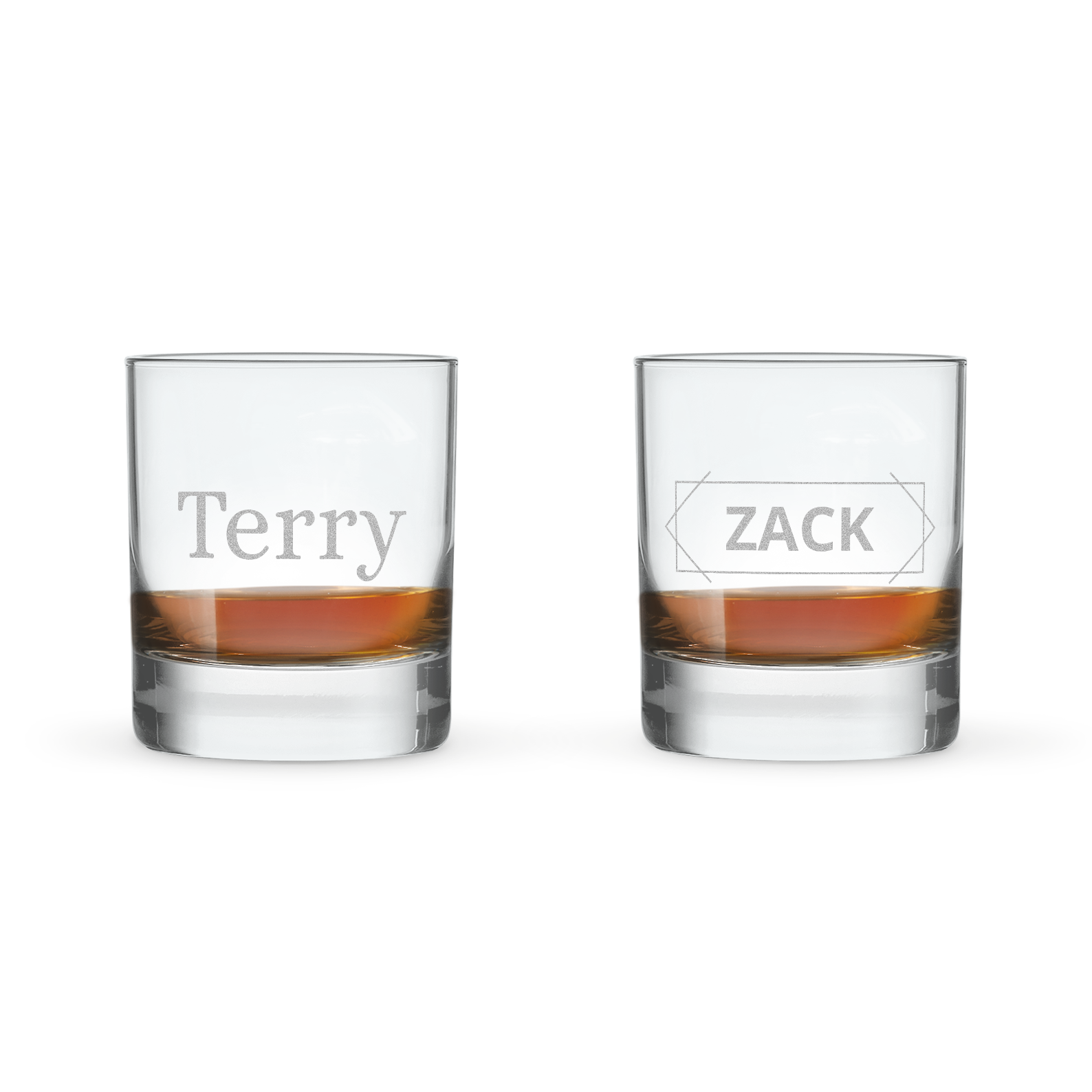 Set de doua pahare personalizate cu nume gravate, unul cu Terry si altul cu Zack, cu whisky.