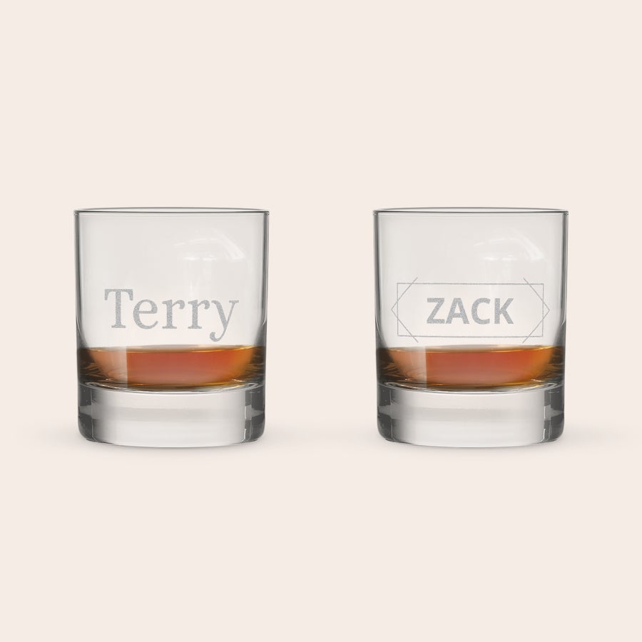 Pahar de sticlă gravat - 2 buc Două pahare de whisky, fiecare cu un nume diferit gravat: Terry și ZACK. Ochelari personalizați, perfecți pentru a surprinde pe cineva drag.