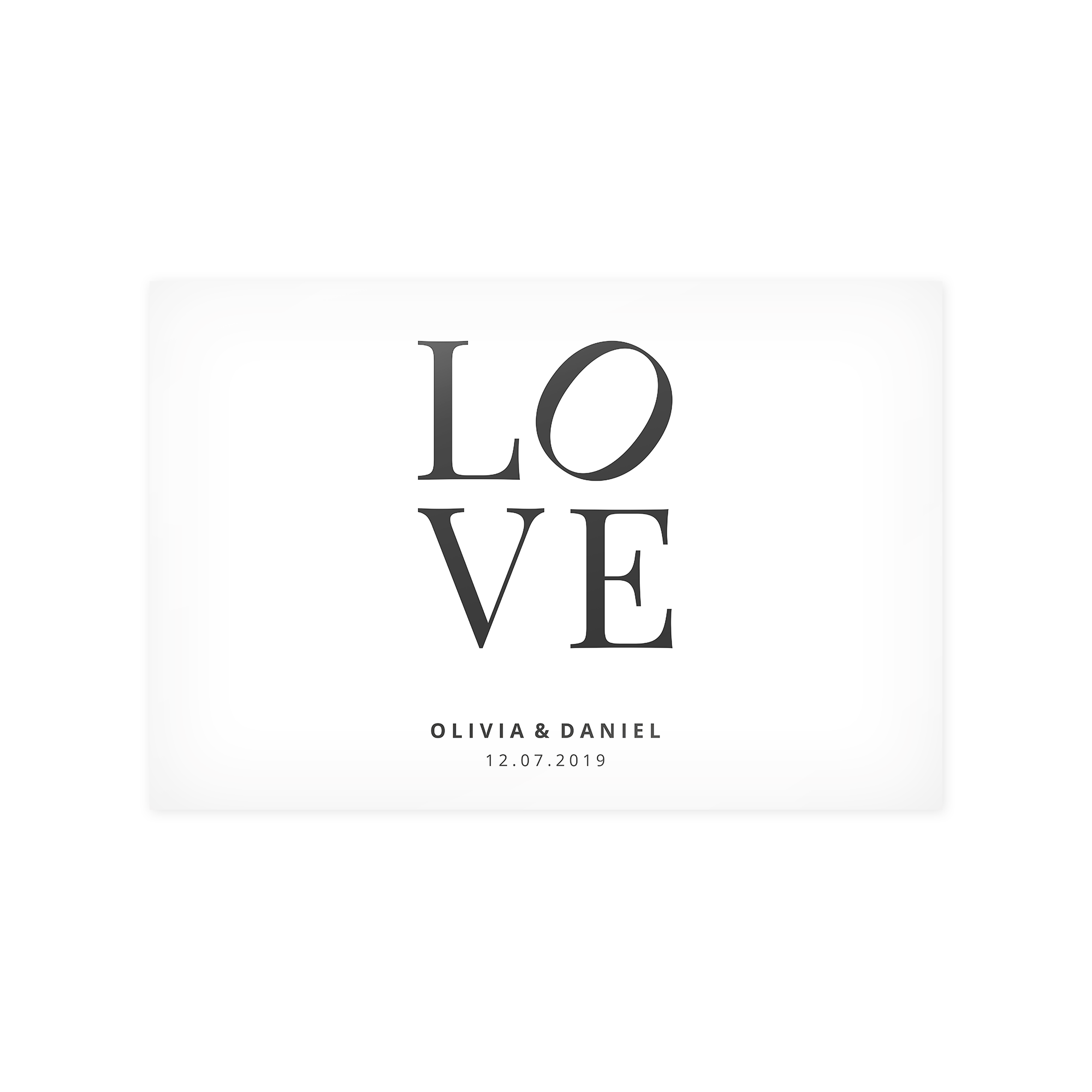 Poster personnalisé LOVE avec les prénoms Olivia et Daniel et la date 12.07.2019, imprimé sur papier.