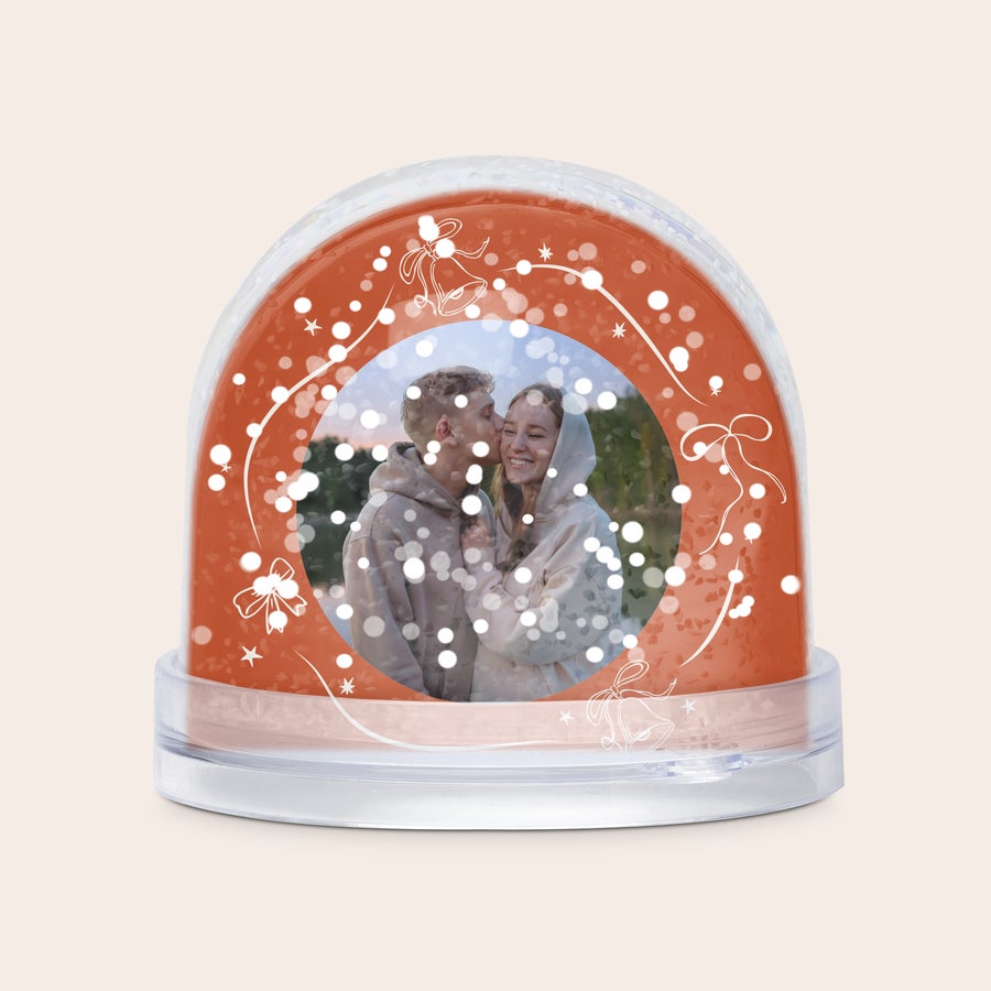 Snöglob Personlig snöglob snö med tryckt eget foto inuti och röd bakgrund med vita snöflingor och julklockor