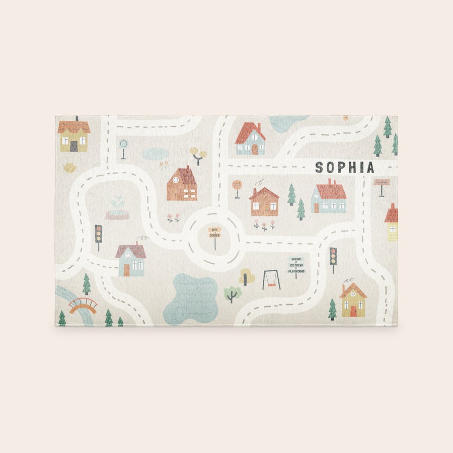 Trykt lekematte Personlig lekematte med trykt tegning av en by og navnet SOPHIA.