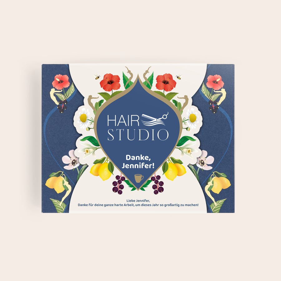Personalisierte Pukka tea Personalisiertes Pukka-Tee-Geschenkset mit floraler Gestaltung, bedruckt mit dem Namen "Jennifer" und der Aufschrift "Hair Studio".