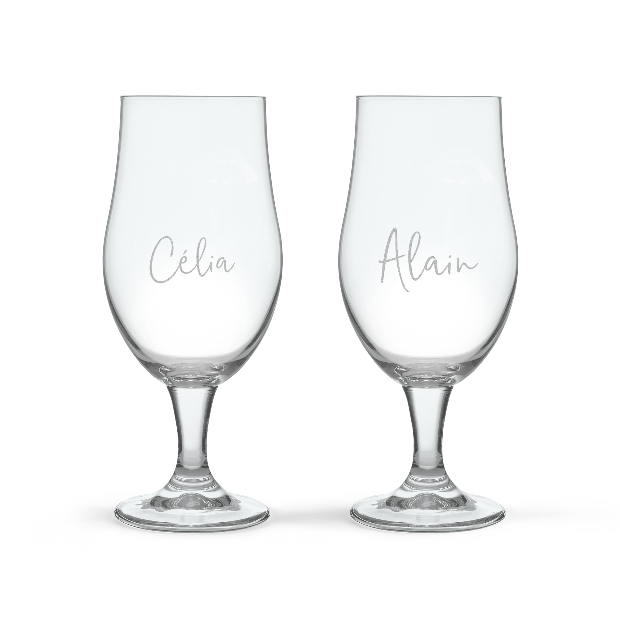 Deux verres à pina colada personnalisés, gravés au laser avec les prénoms Celia et Alain pour un cocktail délicieux