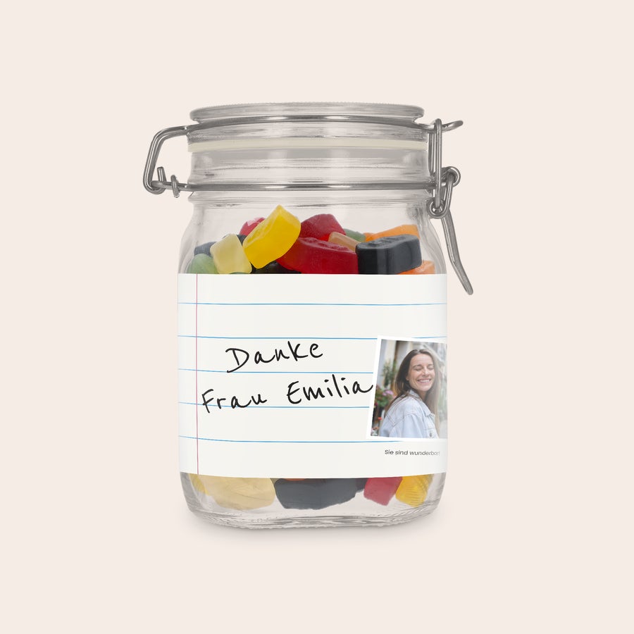 Personalisierte Bonbonglas Personalisiertes Bonbonglas mit Weingummi, bedruckt mit dem Text "Danke Frau Emilia" und einem Foto.