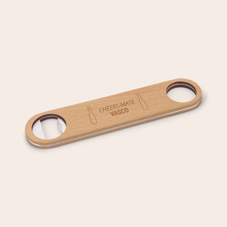 Abre garrafas de madeira - Gravado Abre-garrafas de madeira personalizado com gravação a laser do nome Vasco, garrafas e o texto Cheers Mate, surpreenda alguém especial
