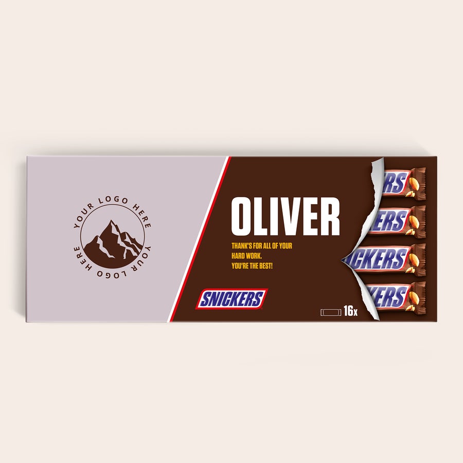 Personoitu XXL Snickers-patukka Tämä personoitu XXL Snickers-suklaapatukka, jossa on Oliver-nimi ja teksti "Thank's for all of your hard work. You're the best!", kääreeseen painettuna.