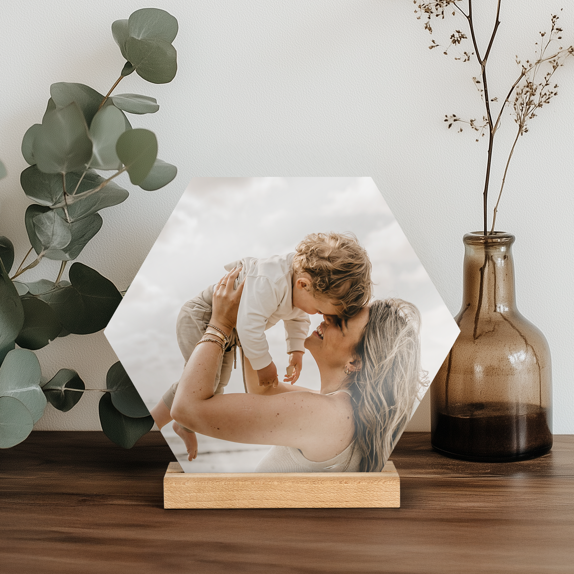 Hexagon houten fototegel met houder bedrukken met een persoonlijke foto van moeder en kind.