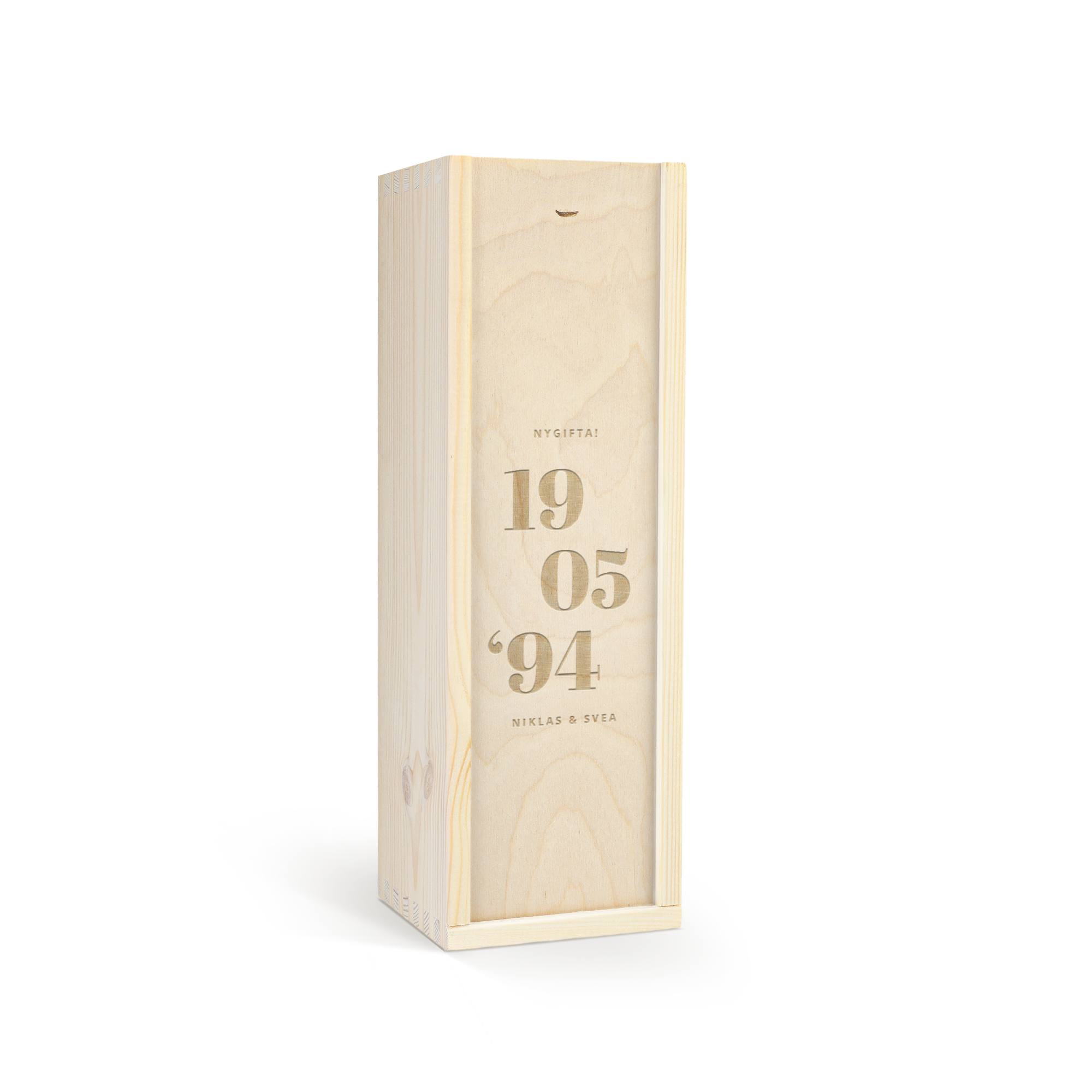 Graverad träask för whisky. Den har texten "NYGIFT!", "19 05 '94", "NIKLAS & SVEA" som är graverad med laser. Överraska dina nära och kära med en unik gåva.