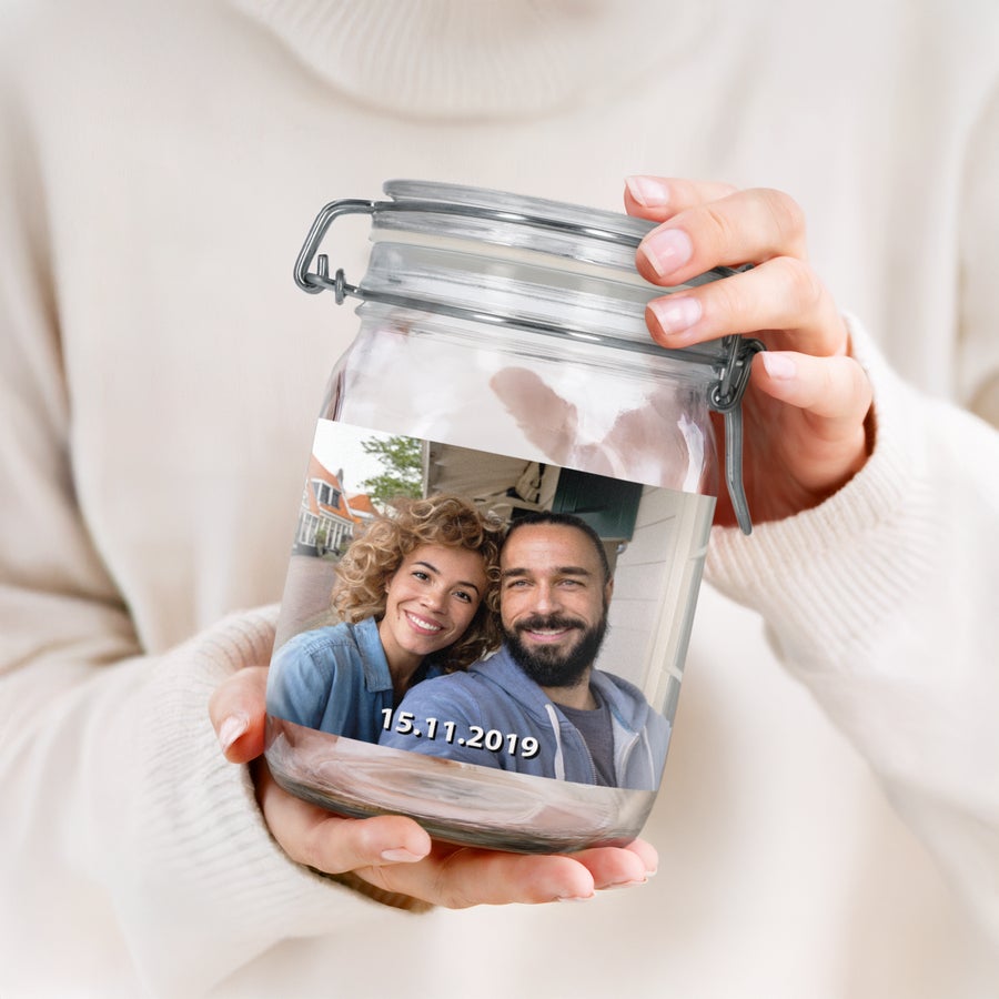 Tarro de cristal con tapa - personalizado Manos sosteniendo un tarro de cristal con tapa y foto de pareja impresa con la fecha 15.11.2019. Tarro de cristal con tapa - 1 l - Personalizado