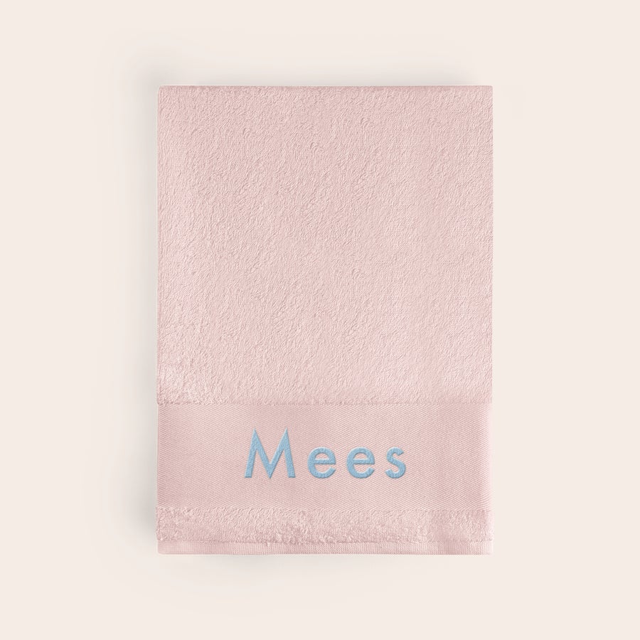 Handdoek met naam Roze handdoek met de naam Mees geborduurd in blauwe letters, personaliseerbaar met naam