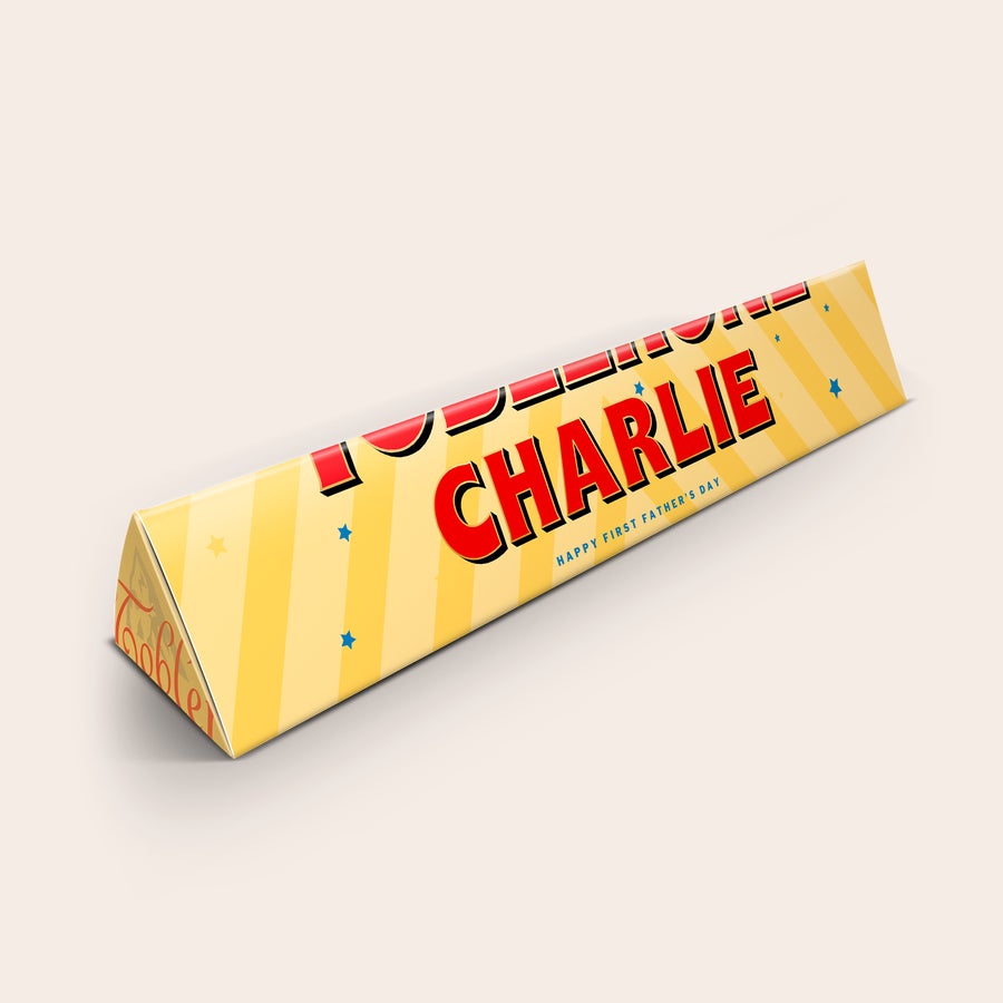 Personalizowana czekolada Toblerone dla Taty Spersonalizowana czekolada Toblerone dla Taty z imieniem Charlie i napisem Happy First Father's Day, z nadrukiem na żółtym opakowaniu