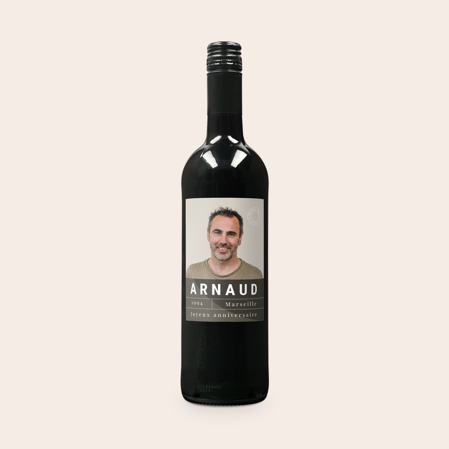 Vin Belvy - Rouge personnalisé Bouteille de Belvy rouge avec étiquette personnalisée par une photo et le texte joyeux anniversaire Arnaud