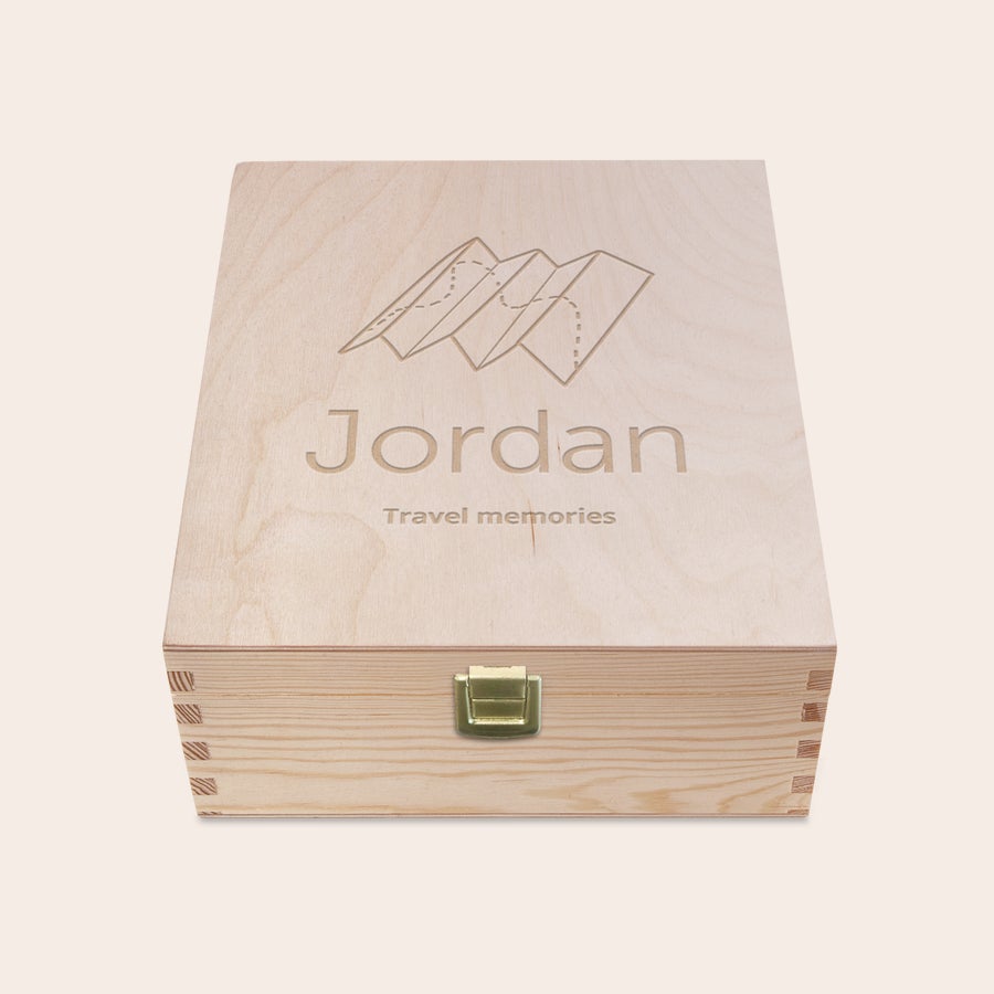 Personlig minneboks i tre Gravert minneboks i tre, med en kartillustrasjon og teksten Jordan Travel Memories