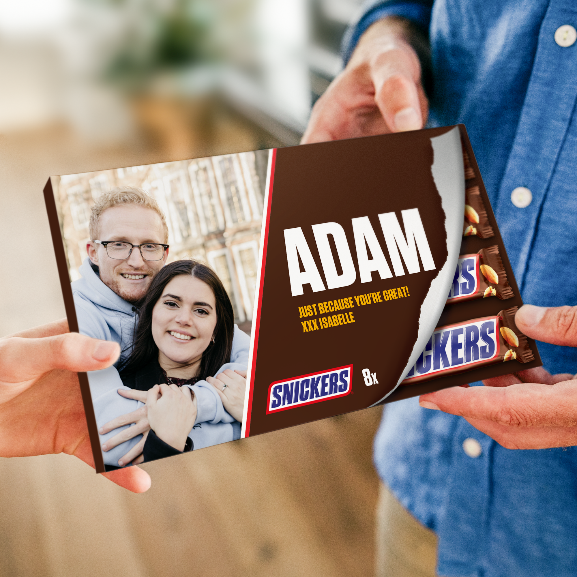 Cutie cadou Snickers personalizata cu o fotografie, numele ADAM si mesajul imprimat, oferita de o persoana.