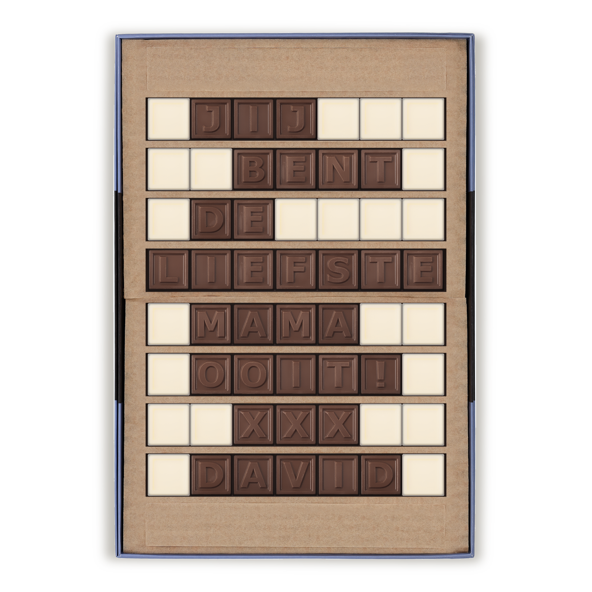 Een persoonlijk chocotelegram met de boodschap "JIJ BENT DE LIEFSTE MAMA OOIT! XXX DAVID", gemaakt van melk- en witte chocolade blokjes, gepresenteerd in een luxe doos.