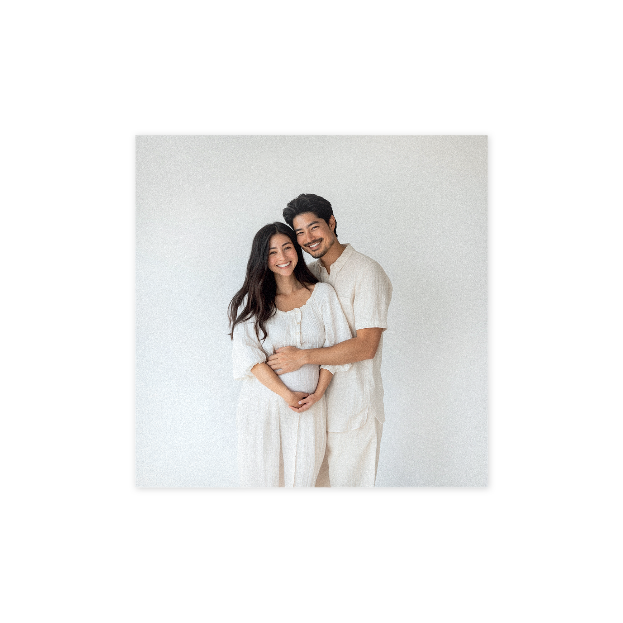 Foto op forex, bedrukt met een glimlachend stel, de man omhelst de zwangere vrouw